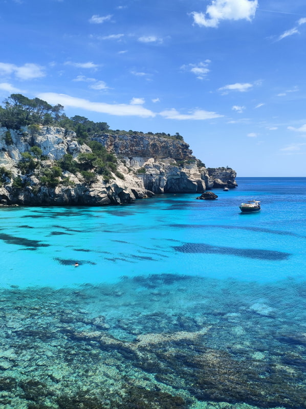 Cala Macarella y Cala Macarelleta Menorca Cala Macarella y Cala Macarelleta con acantilados, agua turquesa y pinadas