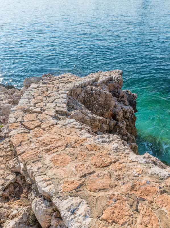 Cala en Brut Menorca Cala en Brut con plataformas de roca con acceso al mar