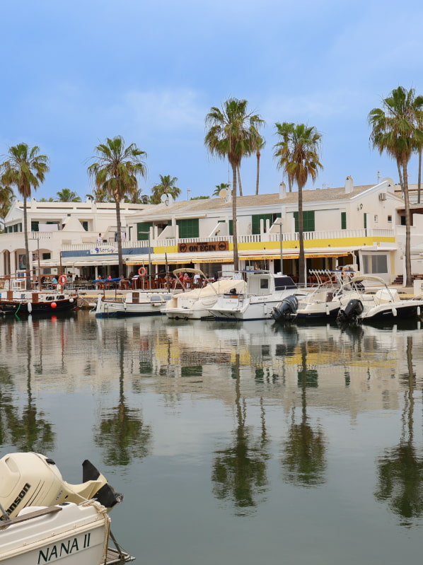 Puerto de Cala en Bosc Menorca Puerto con barcos y lanchas de Cala en Bosc