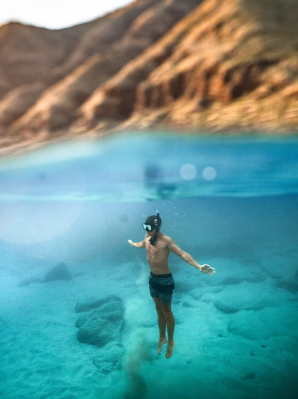 Snorkel y buceo en Cala en Bosc Persona sumergida en el agua haciendo snorkel en Menorca