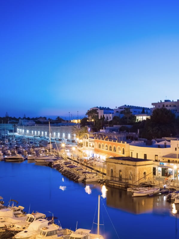 Ciudadella Menorca Ciudadella Menorca con puerto pesquero de noche iluminado