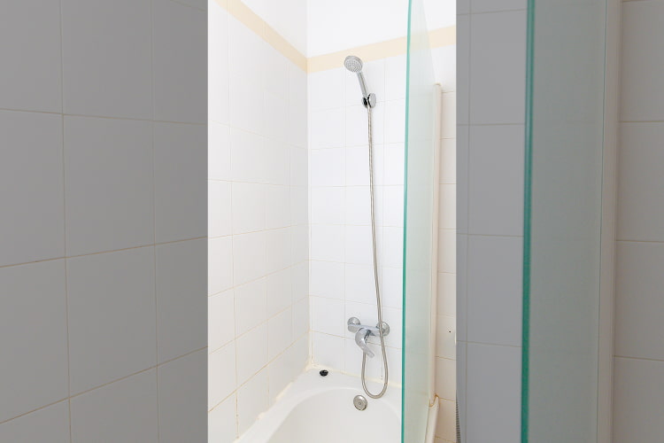 Bathroom with bathtub 1 bedroom apartment Nuramar Bathroom with bathtub 1 bedroom apartment Nuramar