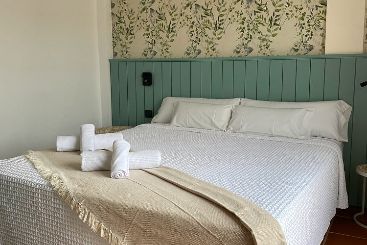 Duplex con terraza - 3 Habitación con cama King Size en tonos turquesa, arena y blanco