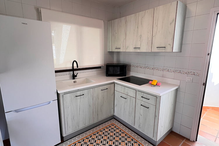 Duplex with terrace - 7 Kitchen equipped with fridge, microwave and hob