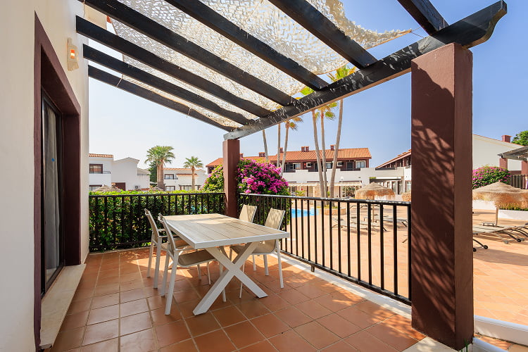 Duplex - Terrace with pool view Pleasant terrace with exit to the pool area and solarium.