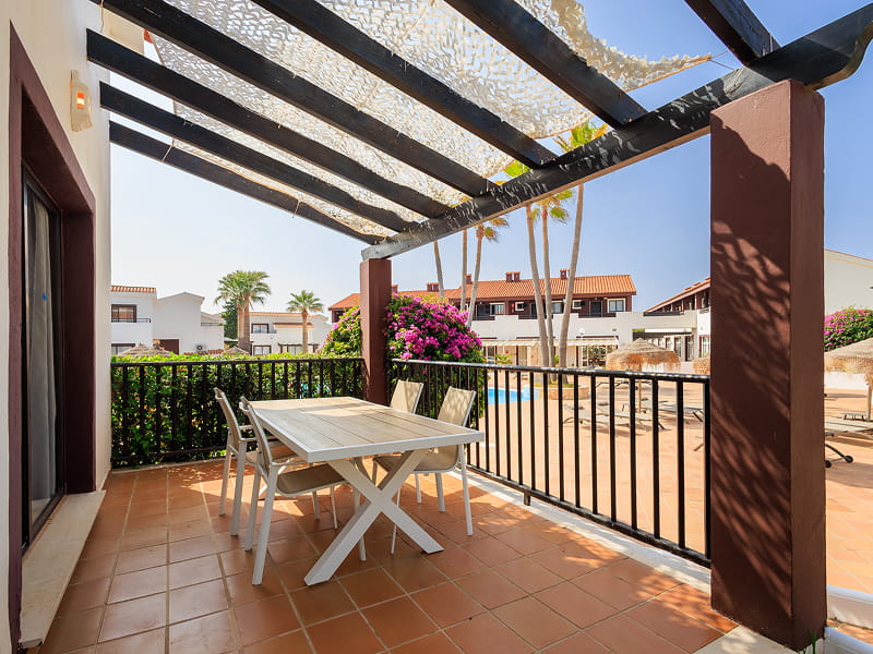 Terraza & Piscina Terraza de uno de los apartamentos Duplex, con vistas a la piscina
